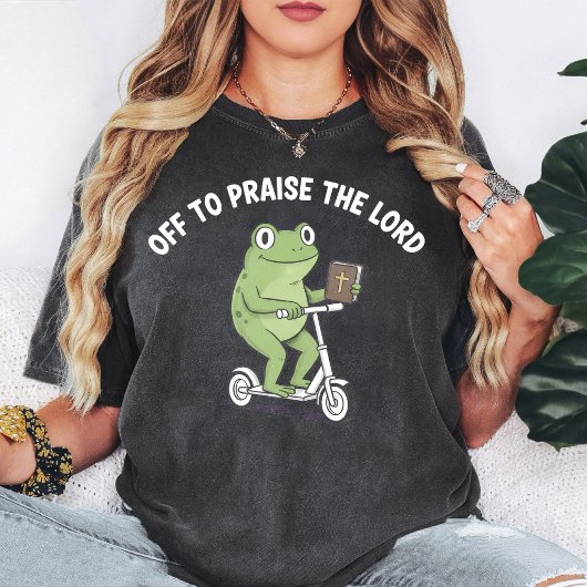 Lustiger Frosch fährt mit dem Roller mit Bibel T-Shirt