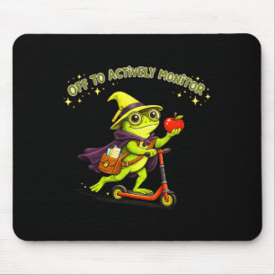 Lustiger Froschlehrer überwacht aktiv das Klassenz Mousepad