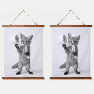 Lustiger Fuchs hält Toilettenpapier Minimalistisch Wandteppich Mit Holzrahmen
