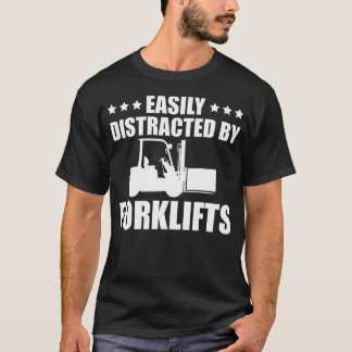 Lustiger Gabelstaplerfahrer leicht abgelenkt durch T-Shirt