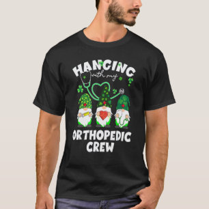 Lustiger Gnom, der mit orthopädischer Krankenschwe T-Shirt