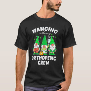 Lustiger Gnom hängt mit orthopädischer Krankenschw T-Shirt