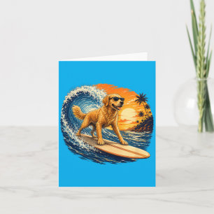 Lustiger Golden Retriever surft auf dem Strand bei Karte