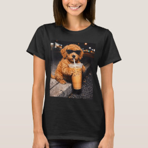 Lustiger Goldendoodle beim Trinken von Eiskaffee T T-Shirt