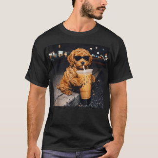 Lustiger Goldendoodle-Hund trinkt Eiskaffee T-Shirt