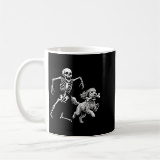 Lustiger Goldendoodle mit Halloween-Skelettknochen Kaffeetasse