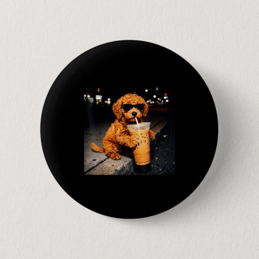 Lustiger Goldendoodle trinkt eisgekühlten Kaffee T Button (Vorderseite)