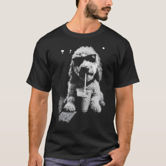 Lustiger Goldendoodle trinkt Eiskaffee Hund mit T-Shirt