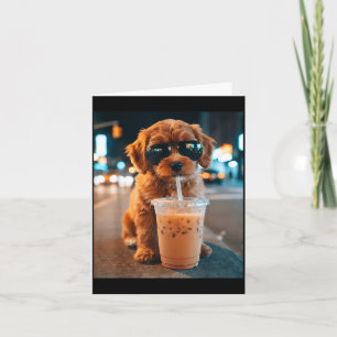 Lustiger Goldendoodle trinkt Eiskaffee Tier Karte