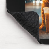 Lustiger Goldendoodle trinkt Eiskaffee Tier-Meme Mousepad (Ecke)