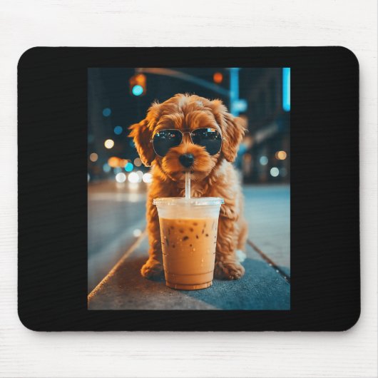 Lustiger Goldendoodle trinkt Eiskaffee Tier-Meme Mousepad (Vorne)