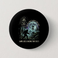 Lustiger Golf spielender Bigfoot-Disc-Golf-Spieler