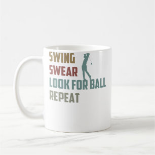 Lustiger Golfer sucht nach Ball wiederholt Golfspi Kaffeetasse