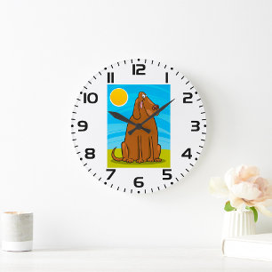 Lustiger großer brauner Hund sitzt in der Sonne Große Wanduhr