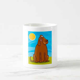 Lustiger großer brauner Hund sitzt in der Sonne Kaffeetasse