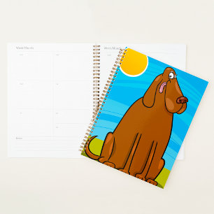 Lustiger großer brauner Hund sitzt in der Sonne Planer