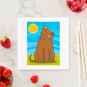 Lustiger großer brauner Hund sitzt in der Sonne Serviette