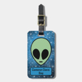 Lustiger grüner Alien personalisiert Gepäckanhänger (Vorderseite vertikal)