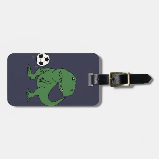 Lustiger grüner T-rex Dinosaurier, der Fußball Gepäckanhänger (Vorderseite horizontal)