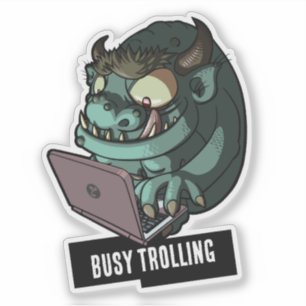 Lustiger grüner Troll, der auf Laptop-Cartoon akti Aufkleber