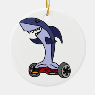 Lustiger Haifisch auf rotem Hoverboard Keramikornament