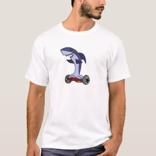 Lustiger Haifisch auf rotem Hoverboard T-Shirt