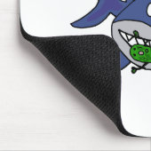 Lustiger Haifisch, der Essiggurken-Mann-Cartoon Mousepad (Ecke)
