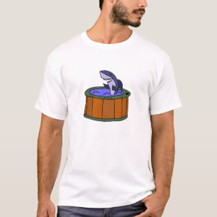 Lustiger Haifisch, der in einem Cartoon der heiße T-Shirt