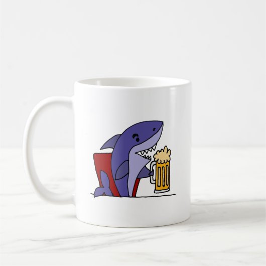 Lustiger Haifisch-trinkendes Bier Kaffeetasse (Links)