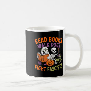 Lustiger Halloween-Aktivist liest Bücher führt Hun Kaffeetasse