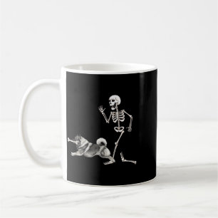Lustiger Halloween Keeshond und Skelett Kaffeetasse