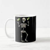 Lustiger Halloween-Skelett-Trinker Margarita-Schwa Kaffeetasse (Links)