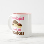 Lustiger Hämatologe Zweifarbige Tasse (Vorderseite Links)