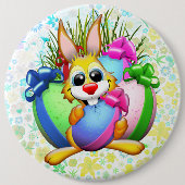 Lustiger Hase, der ein Osterei beißt Button (Vorderseite)