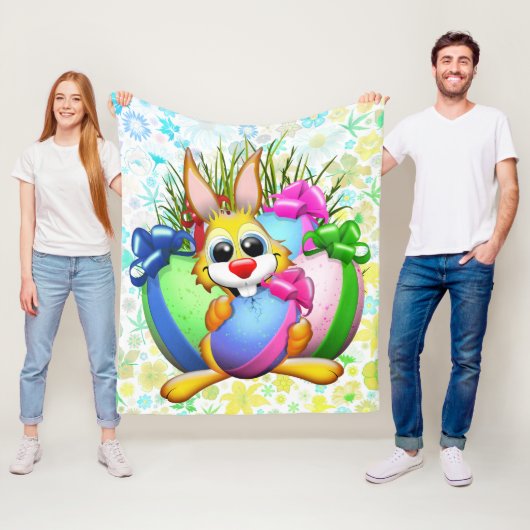 Lustiger Hase, der ein Osterei beißt Fleecedecke (Beispiel)