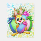 Lustiger Hase, der ein Osterei beißt Fleecedecke (Vorderseite)