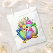Lustiger Hase, der ein Osterei beißt Geschenktütchen (Ausgeschnitten)