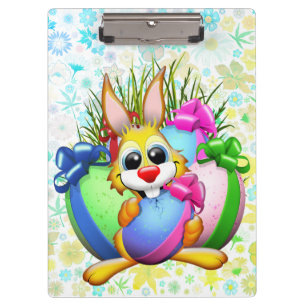 Lustiger Hase, der ein Osterei beißt Klemmbrett