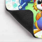 Lustiger Hase, der ein Osterei beißt Mousepad (Ecke)