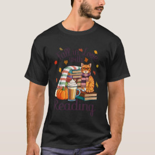 Lustiger Herbst in Liebe mit Lesen Tabby Katze Her T-Shirt