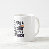 Lustiger Hexen-Test Halloween-Zitat Vektor-Design_ Kaffeetasse (VorderseiteRechts)