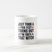 Lustiger Hexen-Test Halloween-Zitat Vektor-Design_ Kaffeetasse (Mittel)