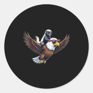 Lustiger Honigdachs, der eine Weißkopfseeadler-Son Runder Aufkleber