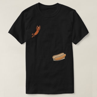 Lustiger Hot Dog springt in Brötchen – Süßer Würst T-Shirt