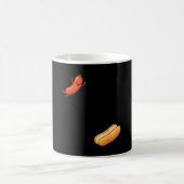 Lustiger Hotdog springt in Brötchen Wurst BBQ hoch Kaffeetasse (Mittel)