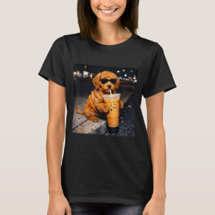 Lustiger Hund Goldendoodle trinkt kalten Kaffee lu T-Shirt