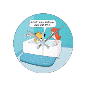 Lustiger Hund in der Wanne bemerkt nassen Runde Wanduhr