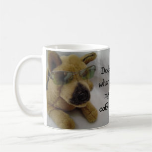 Lustiger Hund mit Kaffee sagt Kaffeetasse