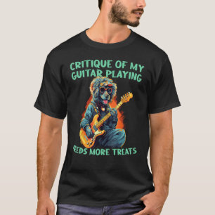 Lustiger Hund spielt gerne elektrische Gitarre in  T-Shirt