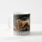 Lustiger Hundegerade Bedarf ein Minute Kaffeetasse (Vorderseite Links)